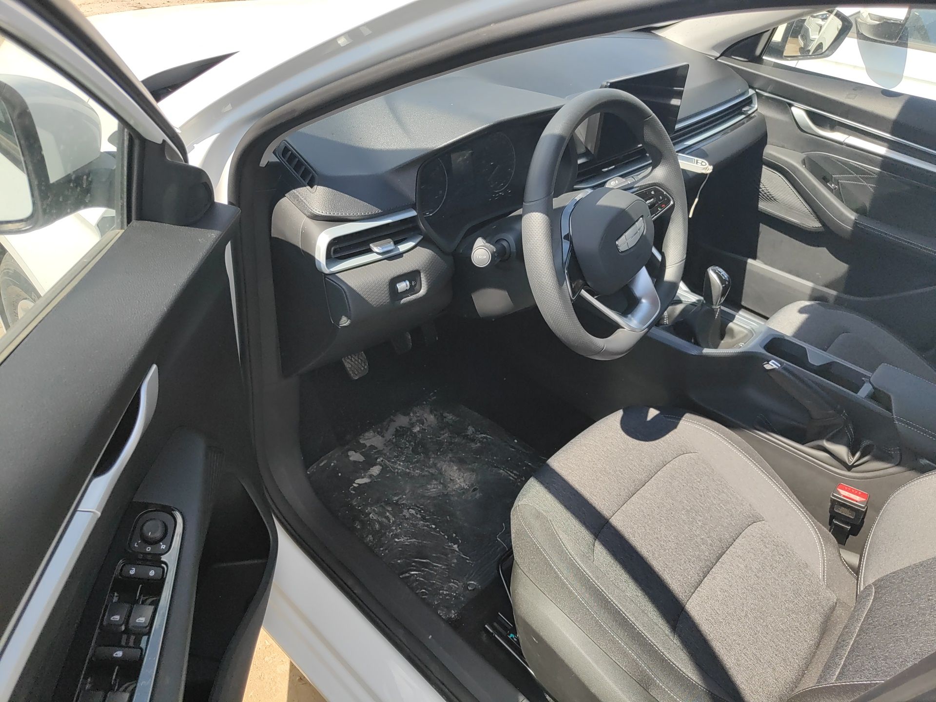 Geely Auto Emgrand 2025 4th Generation 1.5L Manual - Starry Edition — снимка 18