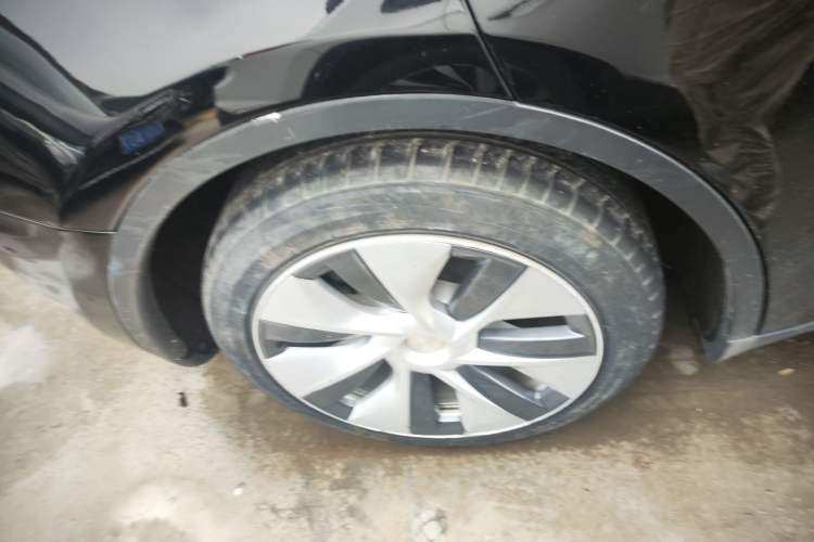 Used Tesla Model Y 2021 Standard Range Rear-Wheel Drive Version Right Rear Wheel Hub