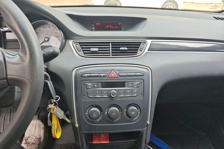 Used Peugeot 308 2014 Enjoy Edition Classic 1.6L Manual YouShang Model Audio And AC Panel