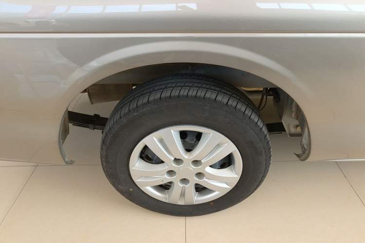 Used FORTHING Lingzhi 2023 M5L 1.6L Base Model 7 Seats Right Rear Wheel Hub