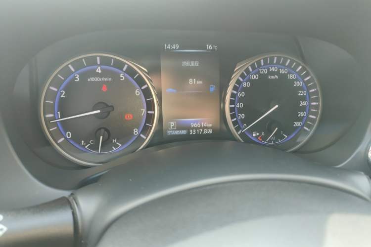 Used Infiniti Q50 2014 2.0T Comfort Edition Odometer Close Up