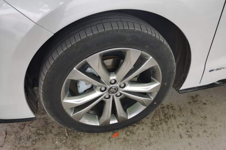 Used Toyota SIENNA 2024 2.5L Hybrid Luxury Edition Left Front Wheel Hub