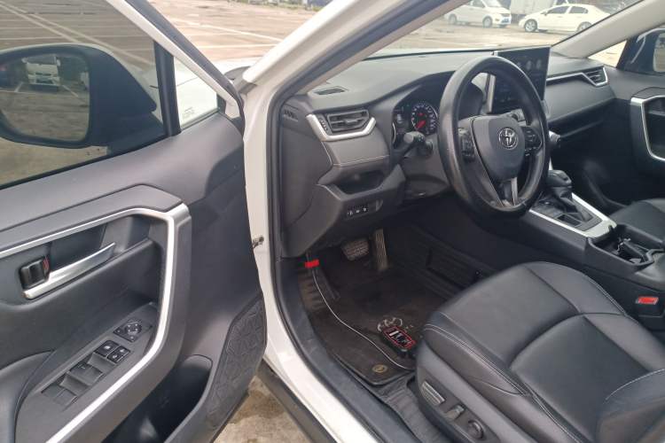 Used Toyota Wildlander 2020 2.0L CVT 4x4 Luxury Edition Driver Seat