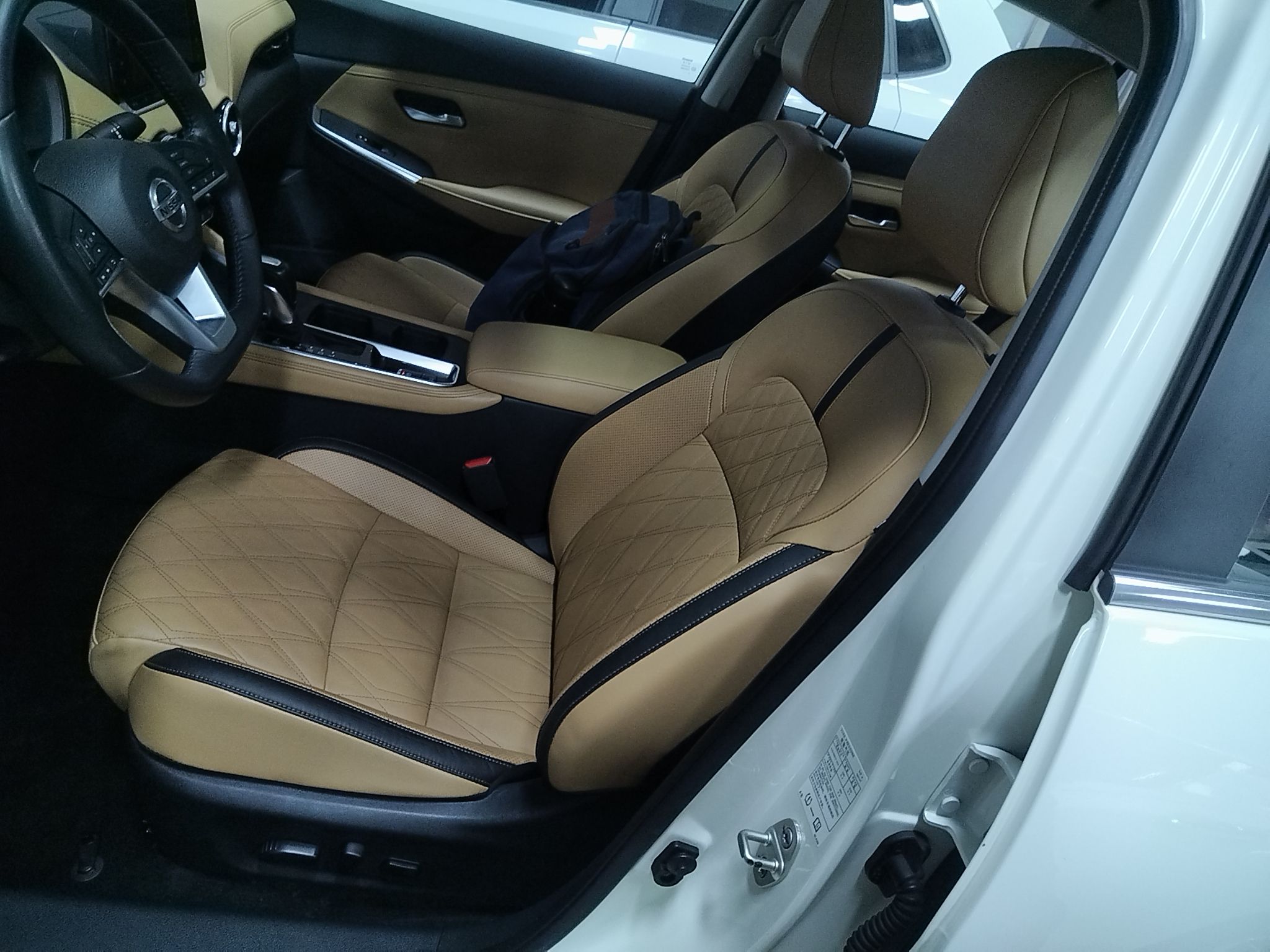 المقاعد الأمامية داخل السيارة