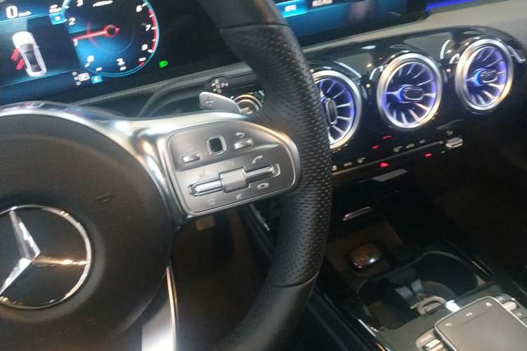 Used Mercedes-Benz A-Class 2022 Revised Version A 200 L Sport Sedan Fashionable Style
