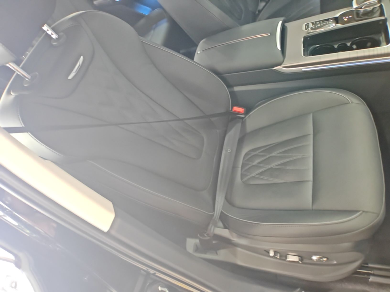 Hongqi HS7 PHEV 2024 2.0T PHEV Four-Wheel Drive Flagship Edition 6 Seats — снимка 19