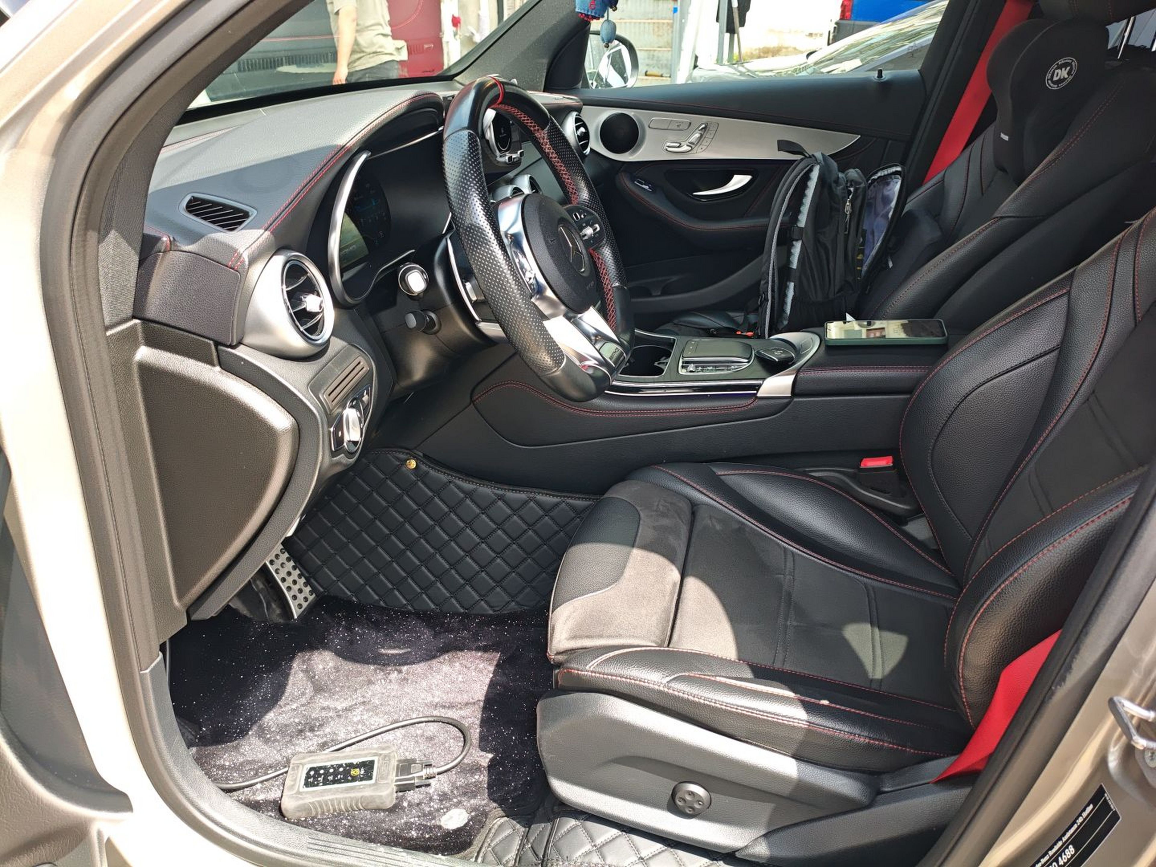 Переднее сиденье в автомобиле