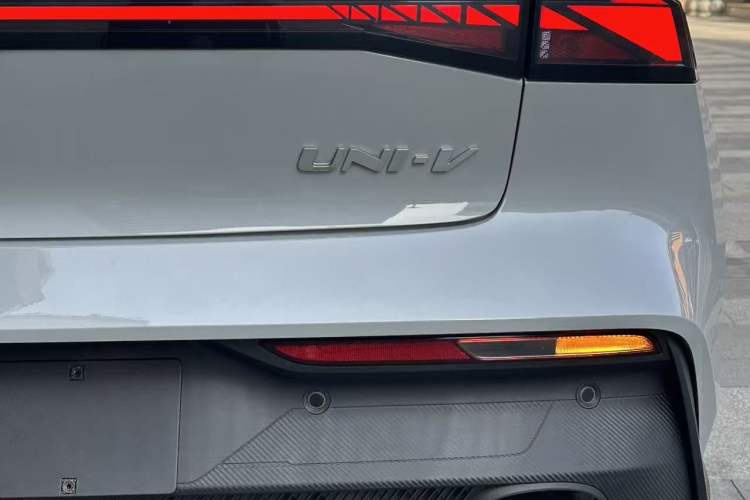 Used Changan UNI-V 2022 1.5T Prestige Version