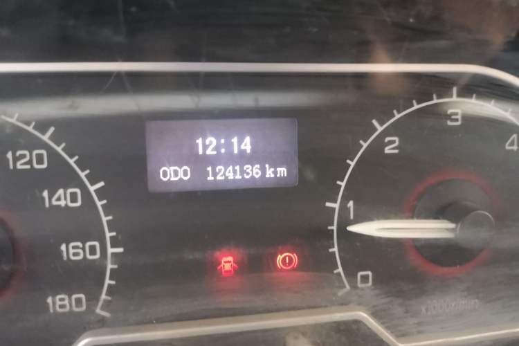 Used SAIC MAXUS Xintu V80 2017 2.5T 6-Speed Manual Aoyuntong National V Short Wheelbase Mid-Height 5/6/10-Seater Odometer Close Up