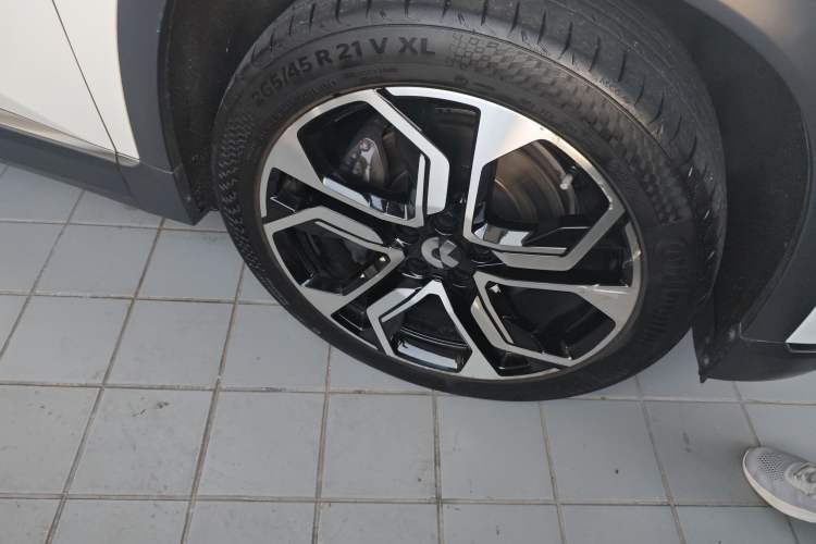 Used Nio ES8 2022 75 kWh Signature Edition Six-Seater Right Front Wheel Hub