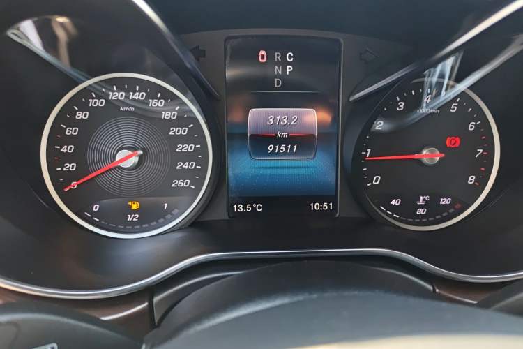 Used Mercedes-Benz V-Class 2020 V 260 Avantgarde Edition Odometer Close Up