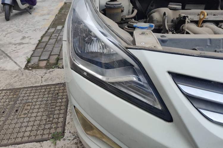 Used Hyundai Verna (older generation) 2014 1.4L Automatic Smart GLS Right Front Headlight
