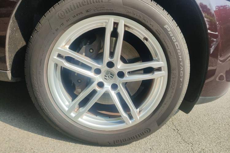 Used Porsche Macan 2024 Macan 2.0T Right Front Wheel Hub