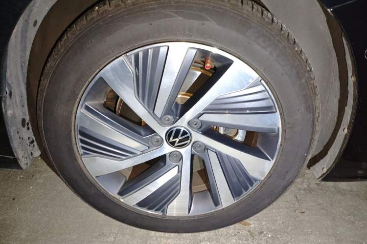 Used Volkswagen Passat New Energy 2022 430 PHEV Hybrid Luxury Edition Right Front Wheel Hub