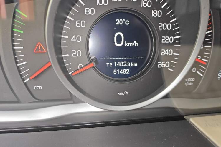 Used Volvo S60 2014 S60L 2.0T Zhiyuan Edition Odometer Close Up