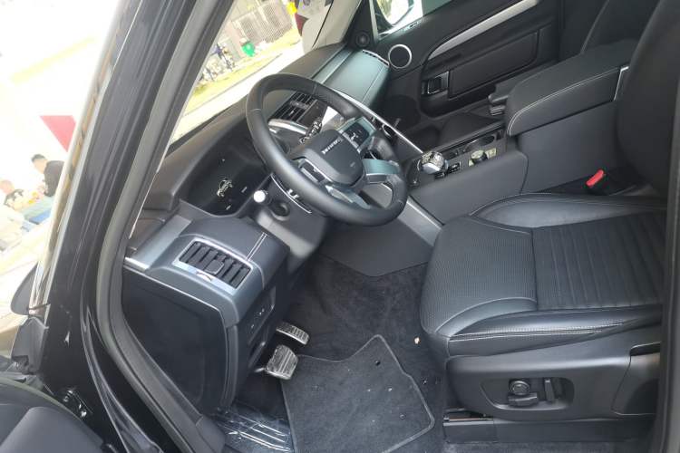 Used Land Rover Discovery 2023 Revised Version 360 PS R-Dynamic S Left Front Seat