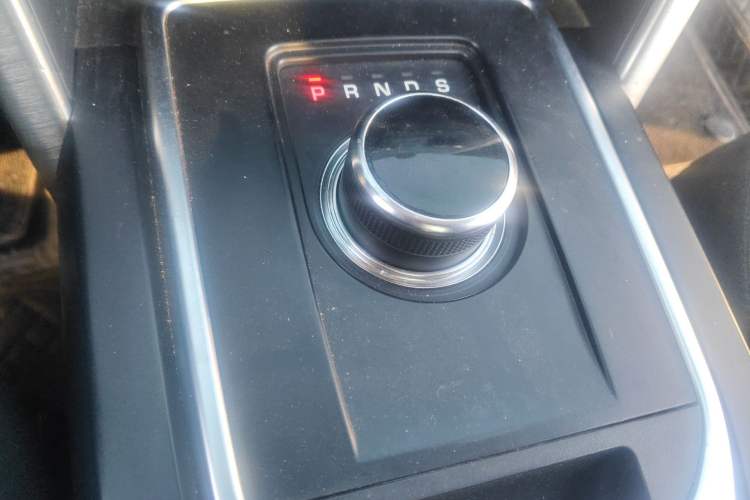 Used Land Rover Discovery Sport 2018 240 PS SE Version Gear Lever