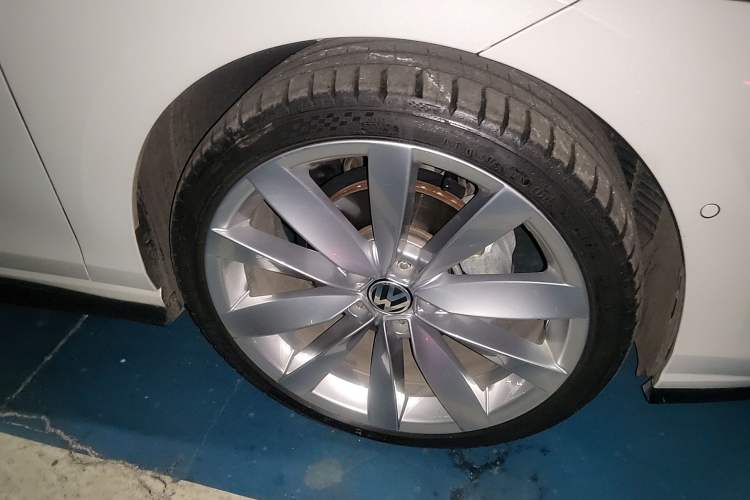 Used Volkswagen Golf 2021 280TSI DSG R-Line Right Front Wheel Hub