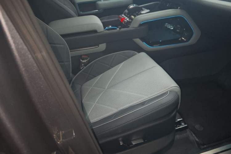 Used Formula Leopard 5 2023 Explore Edition
