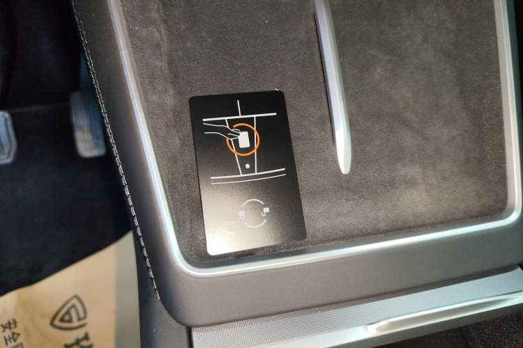 Used Tesla Model Y L 2025 Model Long-Range All-Wheel-Drive Version
