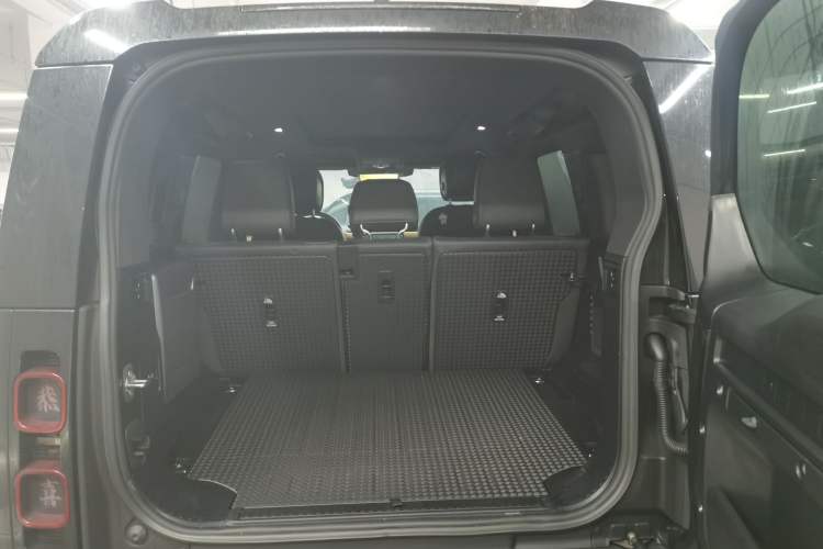 Used Land Rover Defender 2024 110 3.0T P400 X-DYNAMIC HSE Trunk