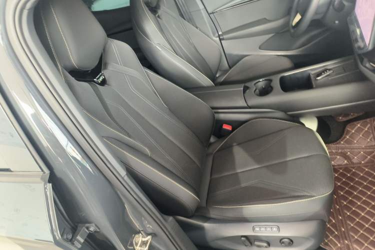 Used Volkswagen ID.UNYX 2024 Pro Long-Range Version Right Front Seat