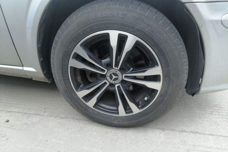 Used Mercedes-Benz Vito 2011 2.5L 7-seater executive version Right Front Wheel Hub
