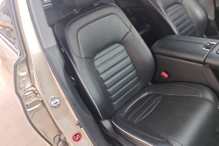 Used Honda UR-V 2017 370TURBO 2WD Prestige Edition China V Right Front Seat