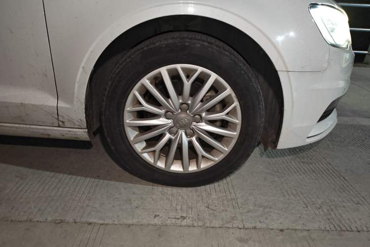 Used Audi A3 2017 Limousine 35 TFSI Fashion Model Right Front Wheel Hub