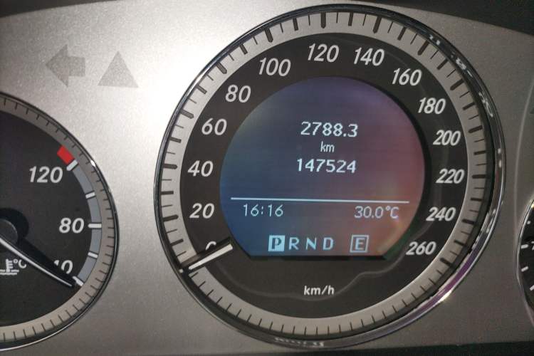 Used Mercedes-Benz GLK-Class 2011 GLK 300 4MATIC Fashion Model Odometer Close Up