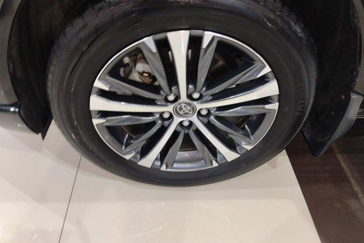 Used Toyota Venza 2023 2.0L CVT Two-Wheel Drive Luxury Edition Exterior 4