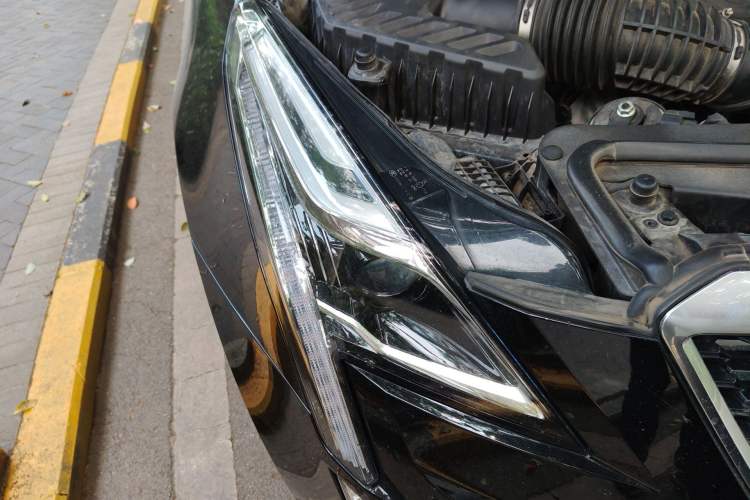 Used Cadillac XT5 2020 28T Luxury Version Right Front Headlight