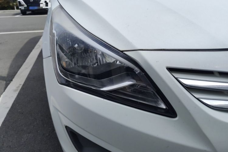 Used Hyundai Verna Ray 2014 1.4L Manual GL Right Front Headlight