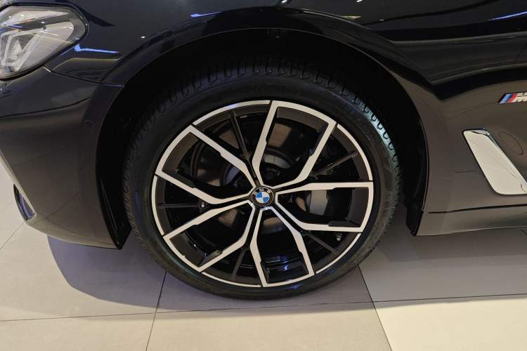 Used BMW 5 Series 2022 Second Facelift 530Li Luxury Version M Sport Package Left Front Wheel Hub