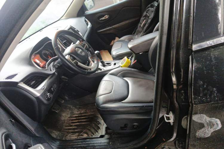 Used Jeep Cherokee 2020 2.0L Two-Wheel Drive Classic Sports Edition