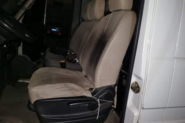 Used Iveco Daily 2017 2.8T V35 Box Truck Low Roof 3-Seater Model 43S5 Left Rear Seat