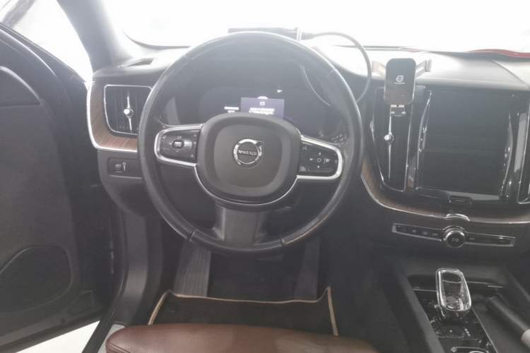 Used Volvo XC60 2022 B5 4x4 Smart Luxury Edition
