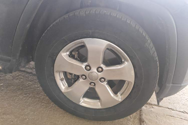 Used Jeep Grand Cherokee 2011 3.6L Luxury Navigation Edition Right Front Wheel Hub