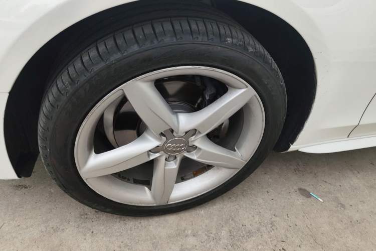 Used Audi A4L 2013 35 TFSI Automatic Standard Model Left Front Wheel Hub