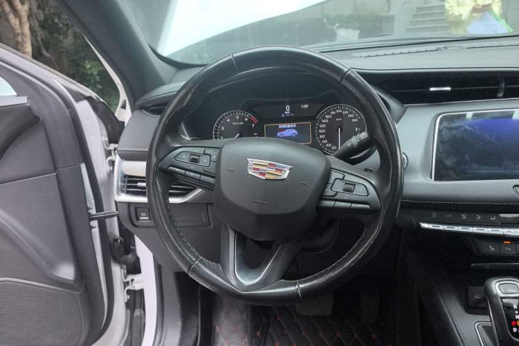 Used Cadillac XT4 2018 28T Two-Wheel-Drive Luxury Model Steering Wheel