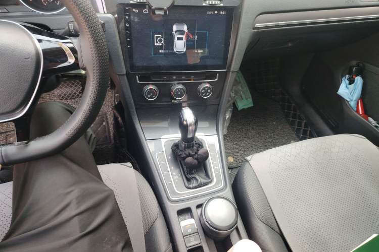 Used Volkswagen Golf 2017 1.6L Automatic Comfort Million-Vehicle Anniversary Edition Gear Lever