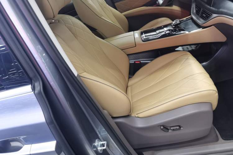 Used Denza D9 2022 DM-i 1040 Prestige Model