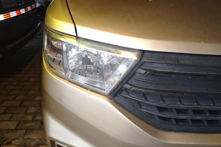 Used Wuling Hongguang V 2022 1.5L Jingqu Edition Enclosed-Window Vehicle with Hydraulic Power Steering LAR