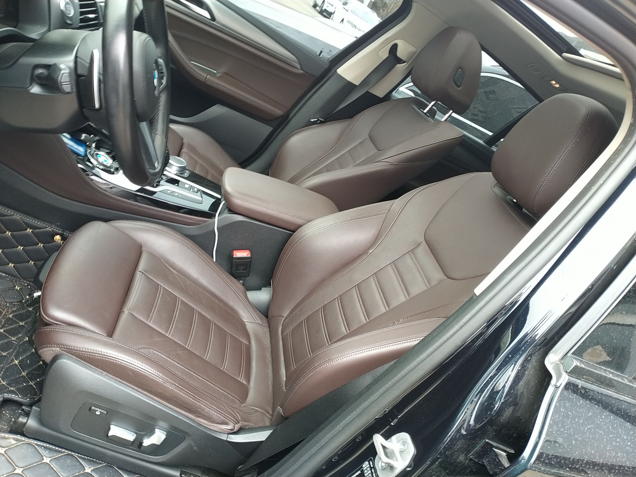 المقاعد الأمامية داخل السيارة