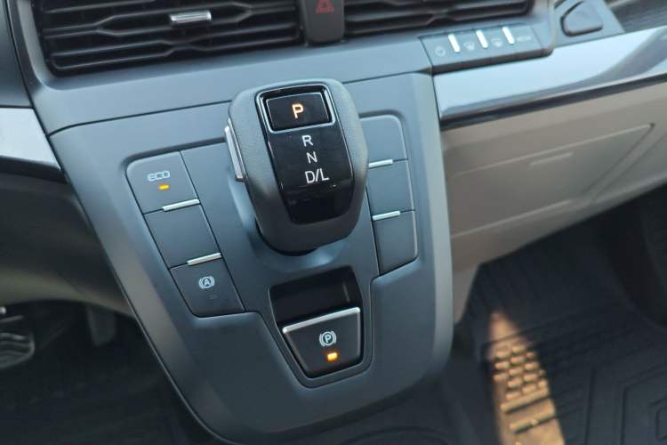 Used Ford Transit 2023 2.0T Gasoline Automatic Business & Travel Model Mid-axle Low-roof Design 7/8/9-Seater