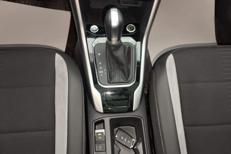 Used Volkswagen T-ROC 2022 280TSI DSG Two-Wheel Drive Elite PLUS Gear Lever