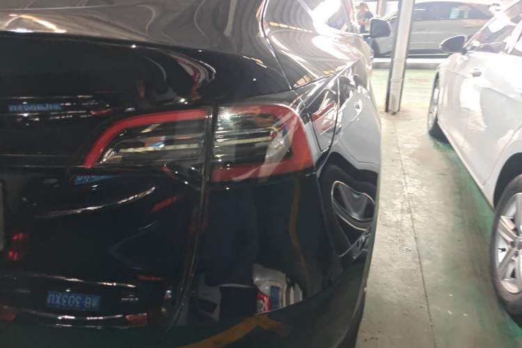 Used Tesla Model Y 2021 Long-Range All-Wheel-Drive Version Right Rear Taillight