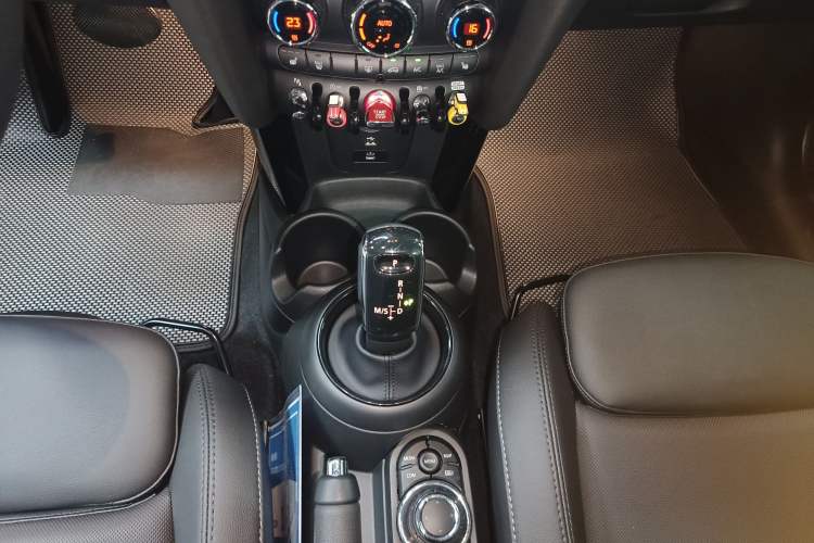 Used MINI MINI 2022 Updated 1.5T COOPER Classic Edition Five-Door Version
