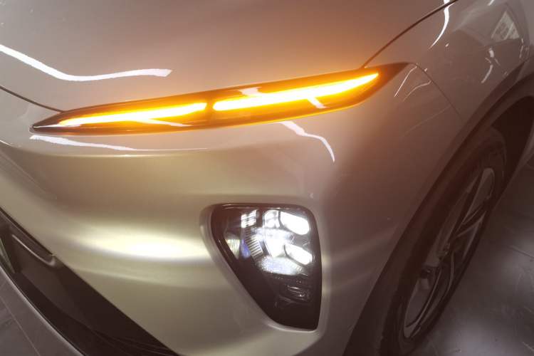 Used Nio ES8 2024 75 kWh Left Front Headlight