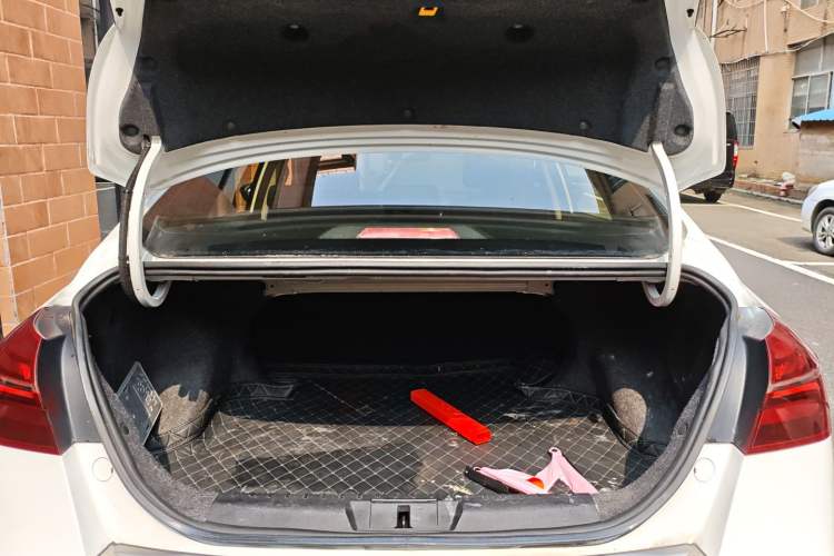 Used Geely Auto Emgrand 2019 Leading Edition 1.5L CVT Upward-Connected Model China VI Standard Trunk